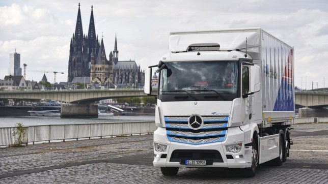 Mercedes-Benz electric truck starts work at Remondis in Cologne