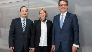 Dr. Frank Reintjes, Head of Global Powertrain, E-Mobility and Manufacturing Engineering Daimler Trucks, Gesa Reimelt, Head of E-Mobility Group Daimler Trucks & Buses & Jia Zhou, President of CATL, Image Source: Daimler Trucks & Buses