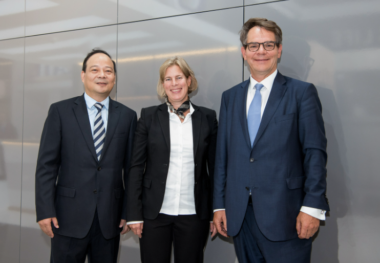 Dr. Frank Reintjes, Head of Global Powertrain, E-Mobility and Manufacturing Engineering Daimler Trucks, Gesa Reimelt, Head of E-Mobility Group Daimler Trucks & Buses & Jia Zhou, President of CATL, Image Source: Daimler Trucks & Buses