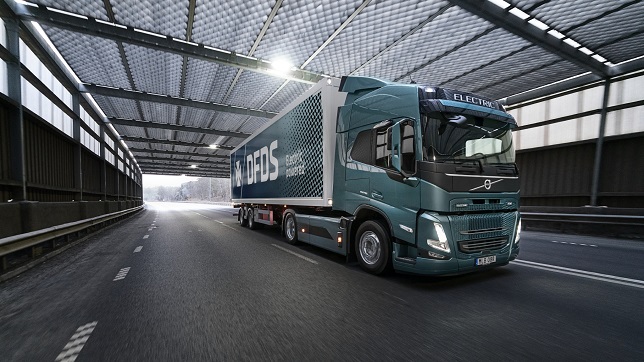 Volvo Trucks and DFDS cooperate to run electric supply chain transports