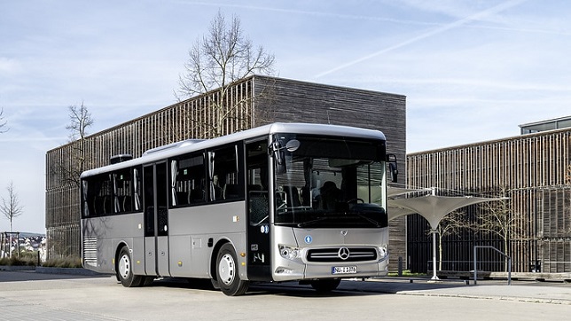A double premiere: The compact Mercedes-Benz Intouro K hybrid inter-city bus