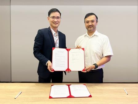 Sam Yeh, Chairman of Inventec (right) and Danny Chan, Senior Director of Global Sales and Marketing Unit at Renesas (left), Image Source: Renesas Electronics